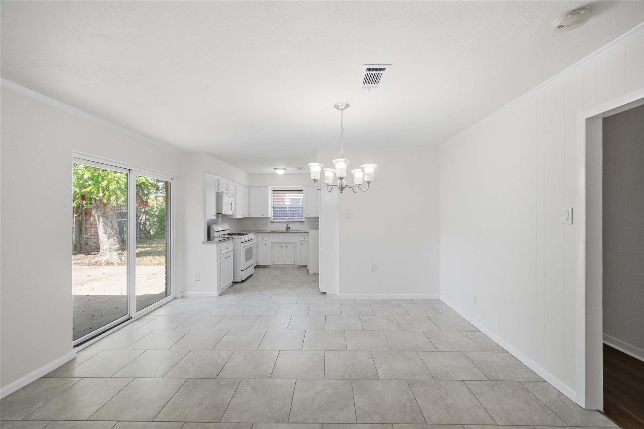 9524 Truscon Drive Houston, TX 77080 - Photo 7 of 30 The breakfast nook offers crown molding, and sliding glass doors that open to the backyard.