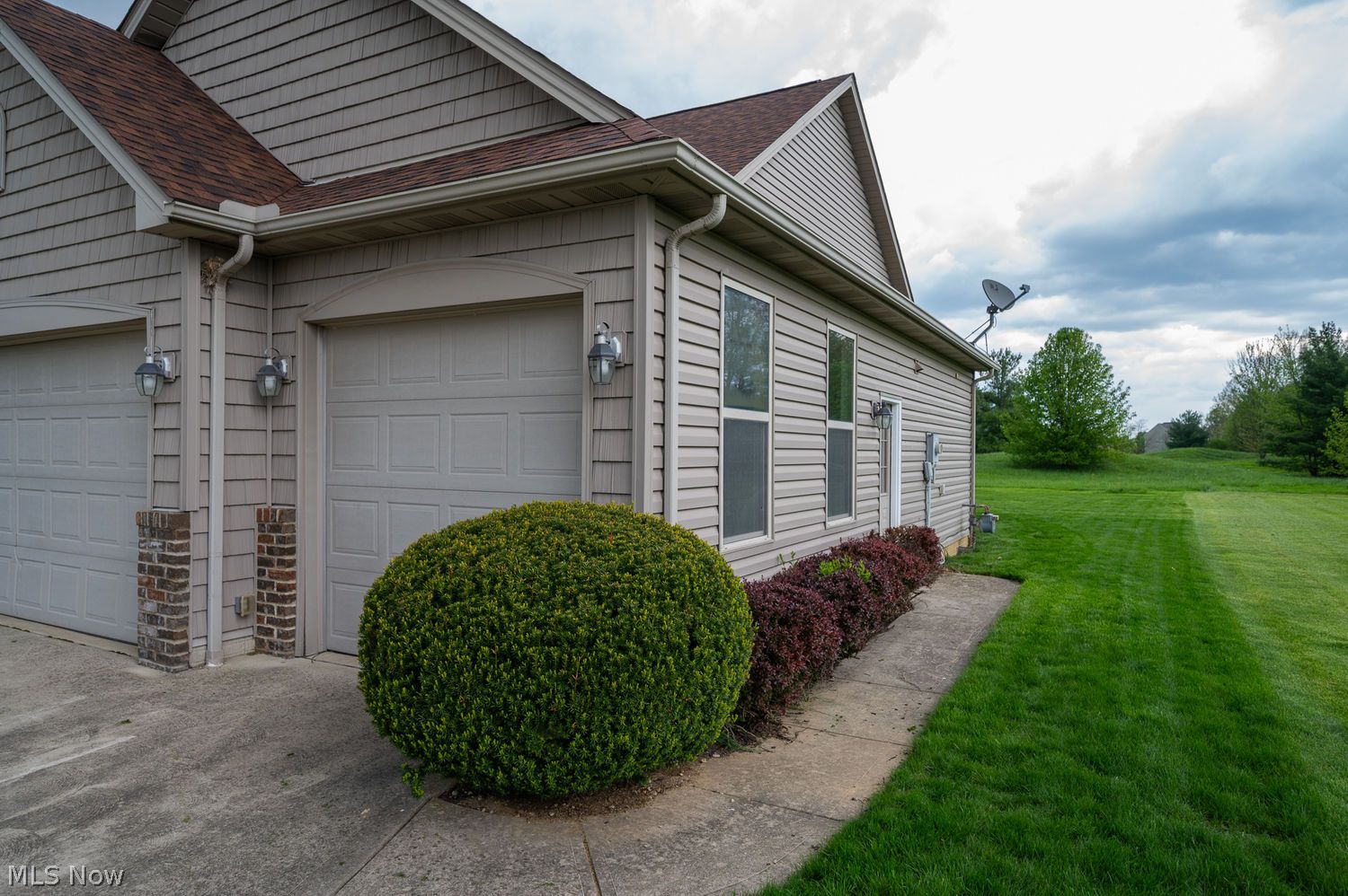 604 Rundle Street Lagrange, OH 44050 - Photo 7 of 45 right side of house