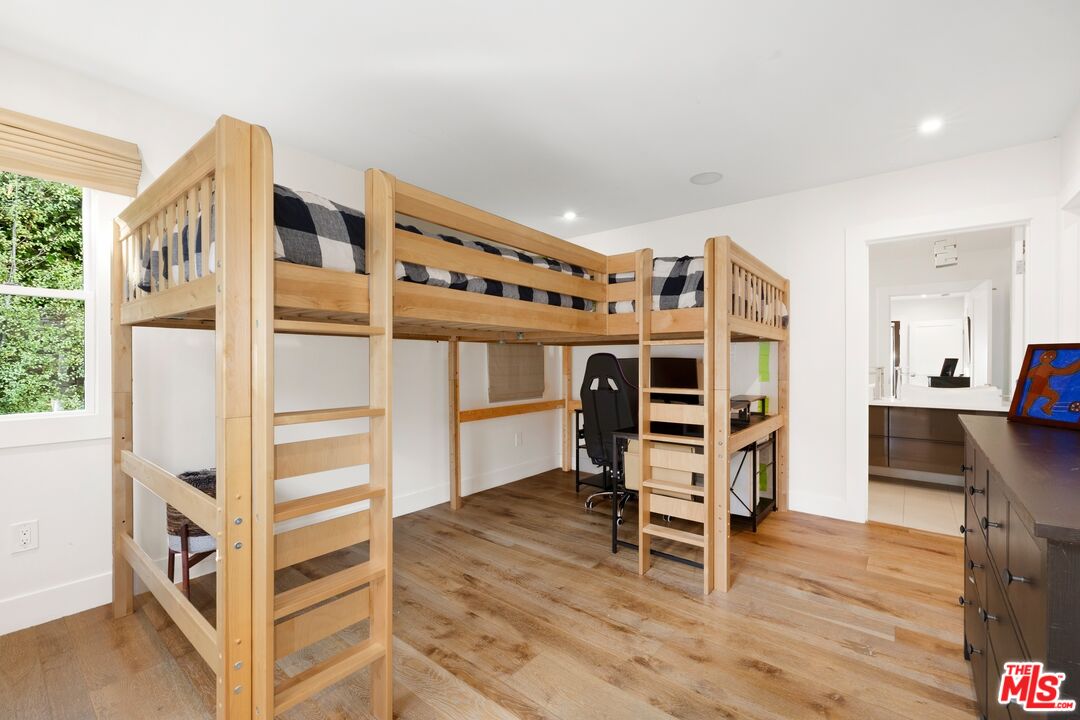 967 Vernon Avenue Venice, CA 90291 - Photo 12 of 22 a view of a livingroom with furniture and workspace