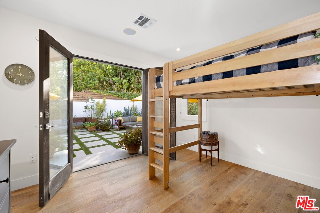 967 Vernon Avenue Venice, CA 90291 - Photo 13 of 22 a very nice looking room with a large window