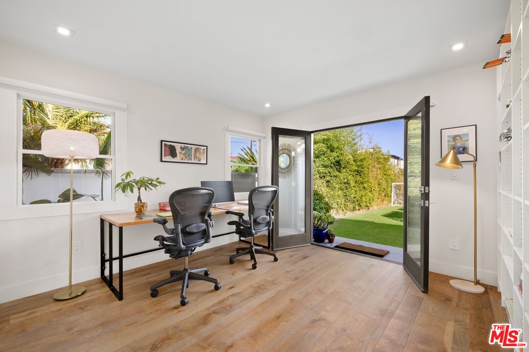 967 Vernon Avenue Venice, CA 90291 - Photo 18 of 22 a workspace with furniture and a window
