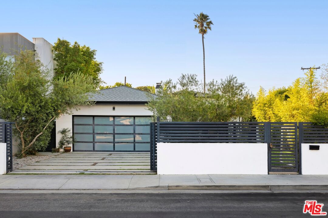 967 Vernon Avenue Venice, CA 90291 - Photo 21 of 22 a view of a house with a yard and table and chairs