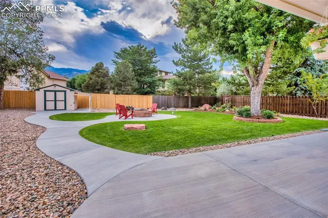 a view of a backyard