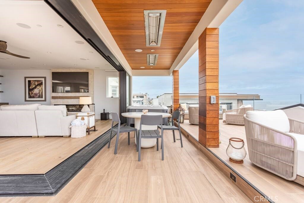 314 32nd Street Manhattan Beach, CA 90266 - Photo 2 of 27 a very nice looking room with a large window