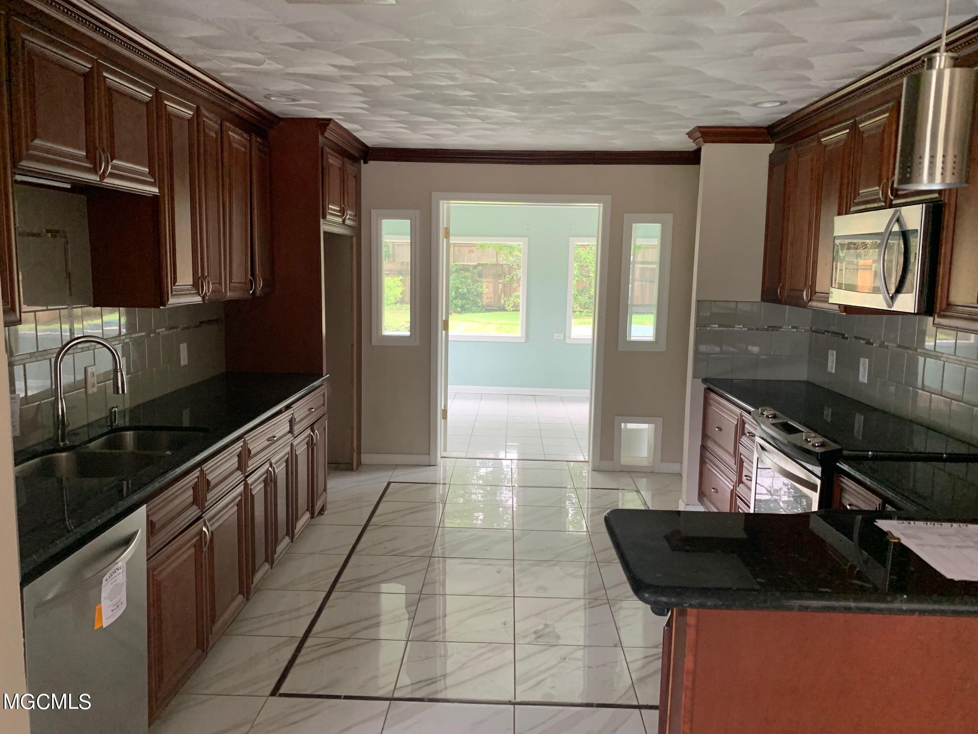 19 Stratford Place Gulfport, MS 39503 - Photo 4 of 18 IMG_0361