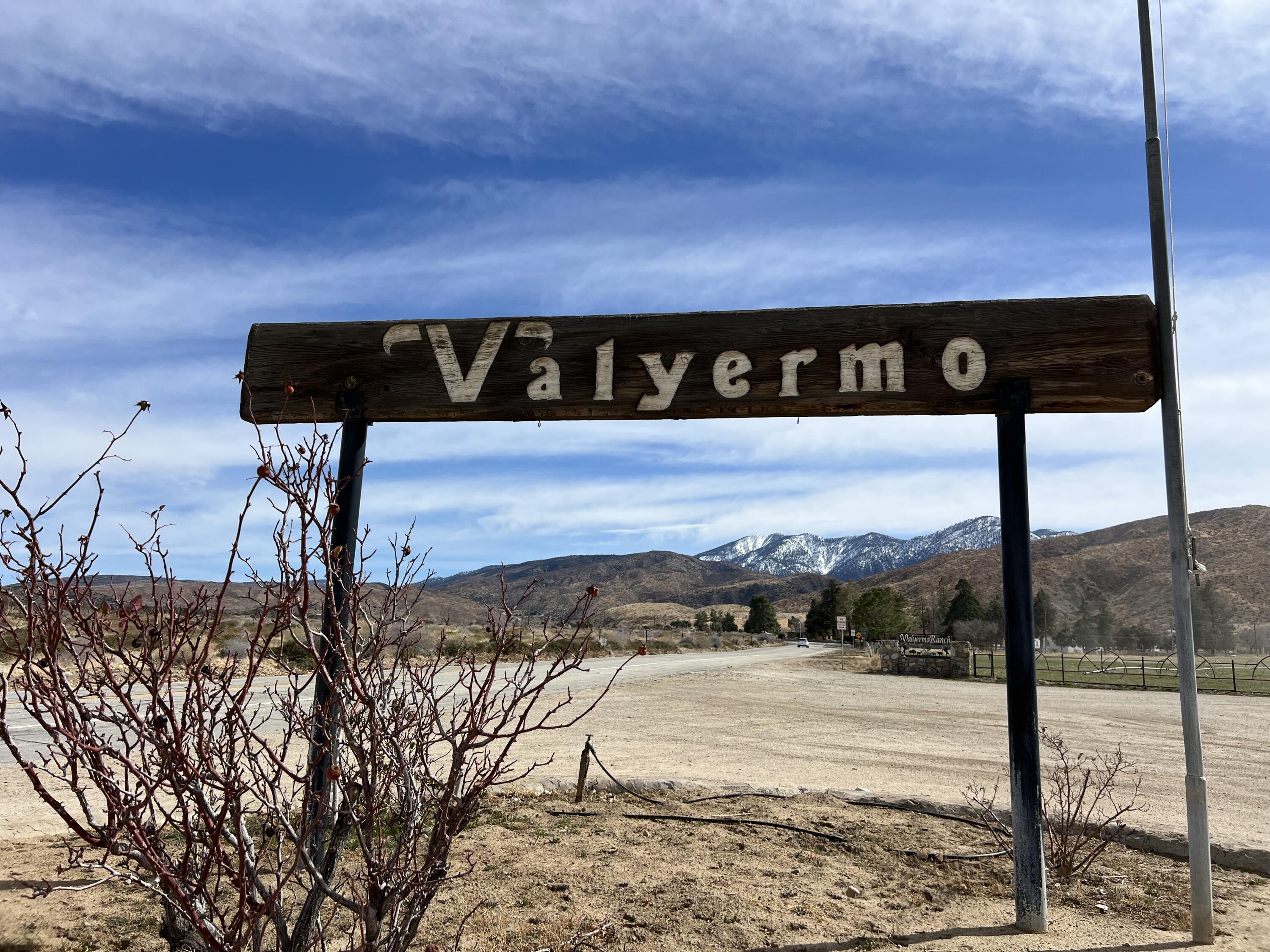 17120 Bob's Gap Road Valyermo, CA 93563 - Photo 22 of 26 a view of an ocean from a balcony
