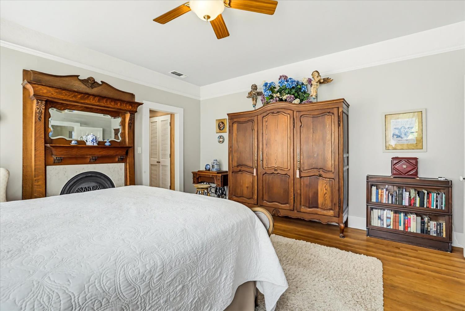 203 Prospect Street Nevada City, CA 95959 - Photo 32 of 99 a spacious bedroom with a bed a dresser and a large mirror