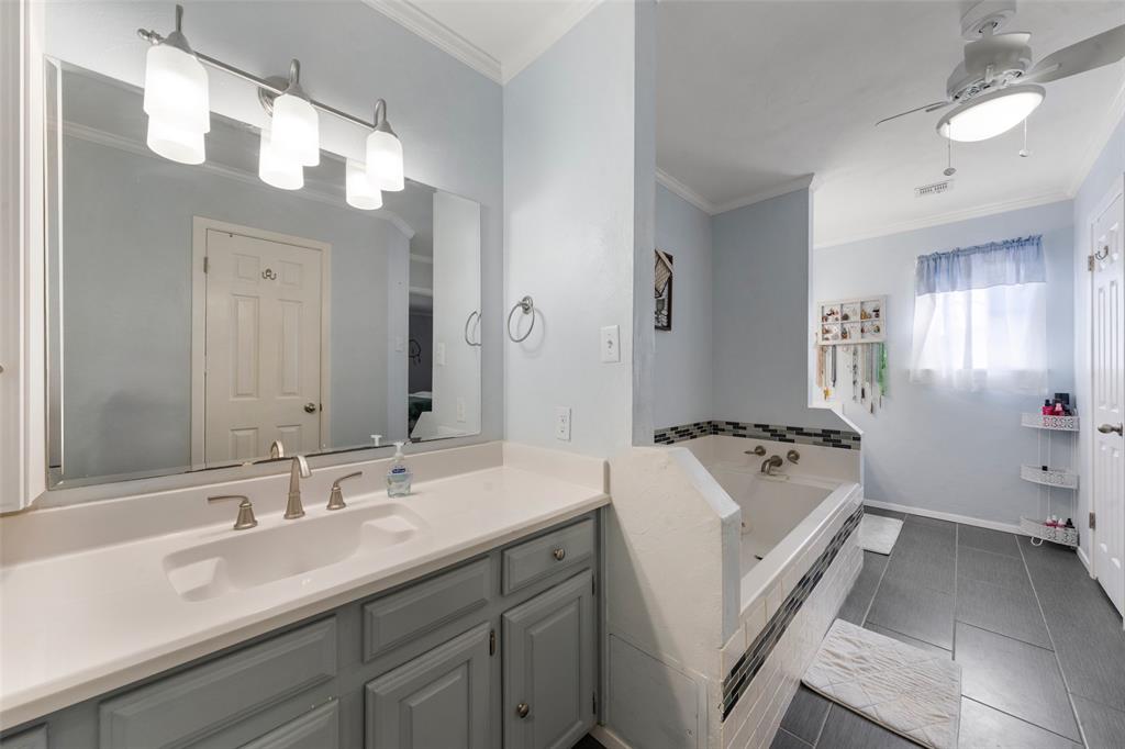 162 High Ridge Drive Bruceville, TX 76630 - Photo 21 of 40 a en suite bathroom with a double vanity sink mirror and double