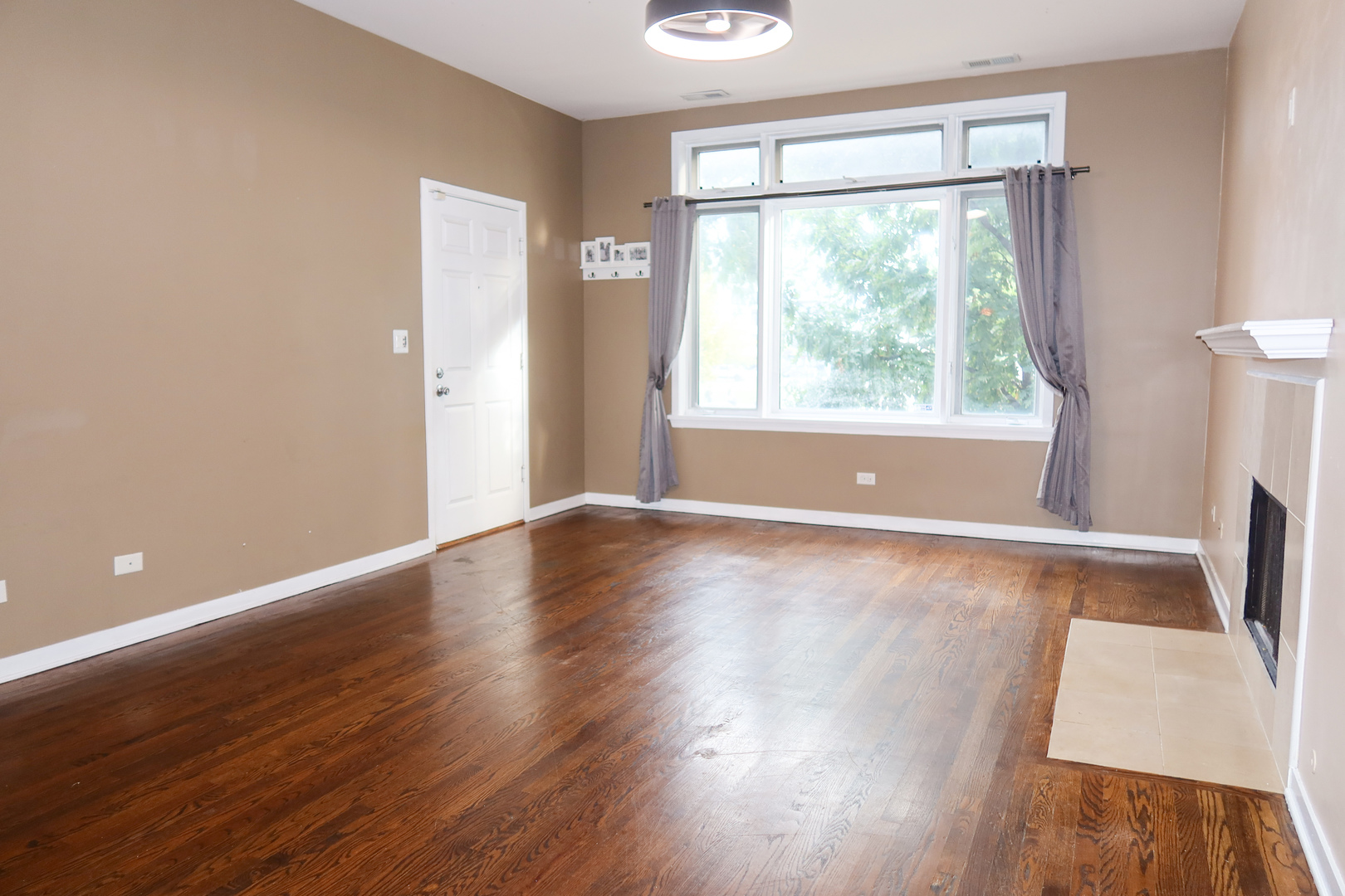 1300 West Grenshaw Street, Unit B Chicago, IL 60607 - Photo 3 of 14 a view of livingroom with hardwood floor and window
