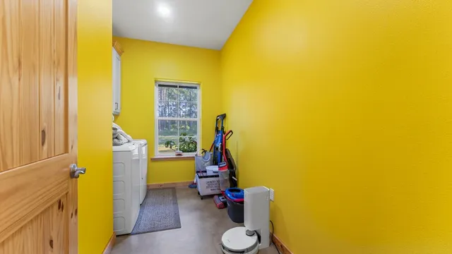 a view of entryway with a room