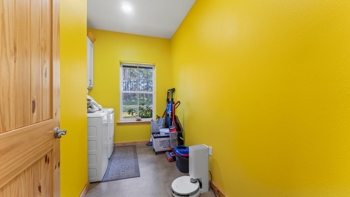 13052 Fm 1818 Huntington, TX 75949 - Photo 19 of 44 Laundry room