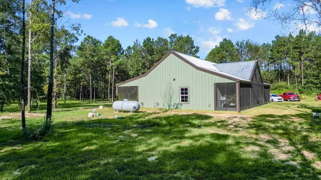 a view of a house with backyard