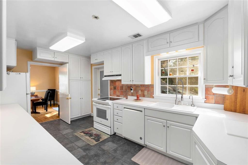 601 Ridgewood Avenue Gainesville, GA 30501 - Photo 13 of 36 a kitchen with a sink stove and cabinets