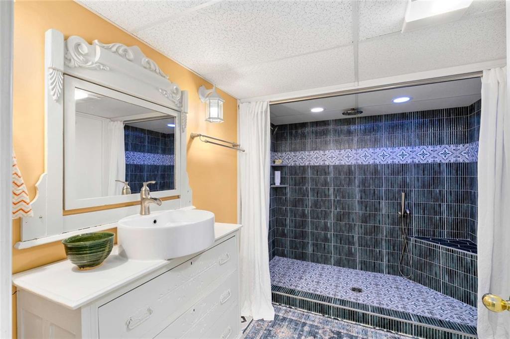 601 Ridgewood Avenue Gainesville, GA 30501 - Photo 23 of 36 a bathroom with a bathtub shower sink and mirror