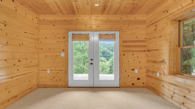 a view of a yard with lots of green space