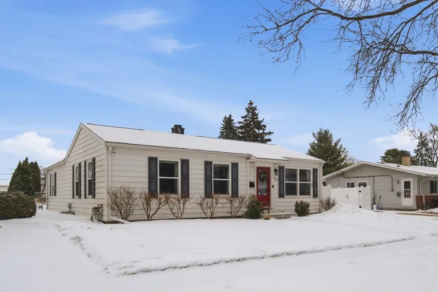 $450,000 | 289 Navajo Trail, Buffalo Grove, IL 60089