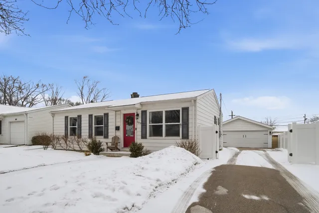 $450,000 | 289 Navajo Trail, Buffalo Grove, IL 60089