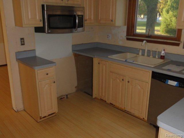 643 Abbey Court Rochester, MI 48307 - Photo 2 of 9 261-966296 Kitchen