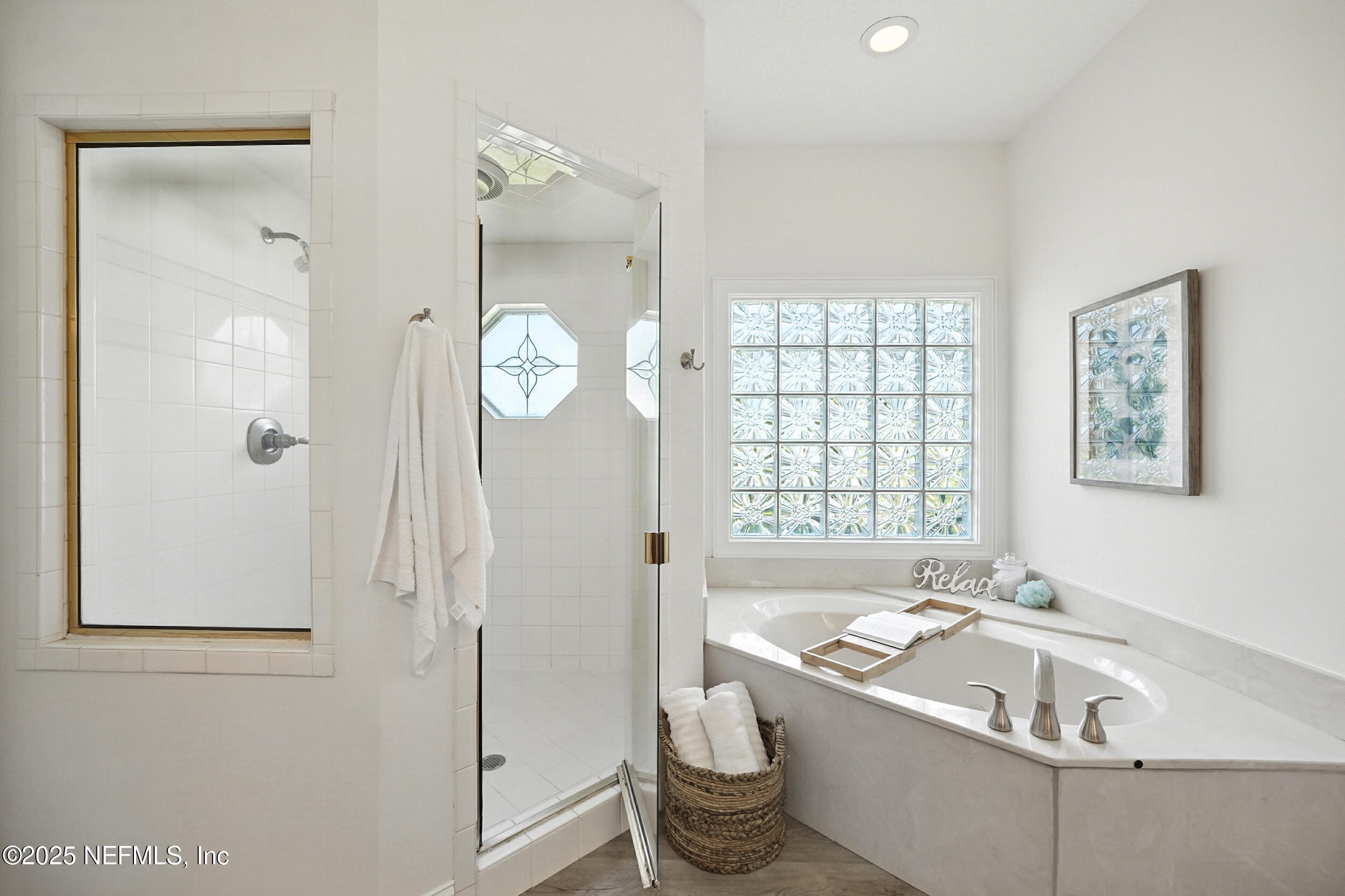 3743 Cricket Cove Road East Jacksonville, FL 32224 - Photo 24 of 55 a bathroom with a tub a sink and a large mirror