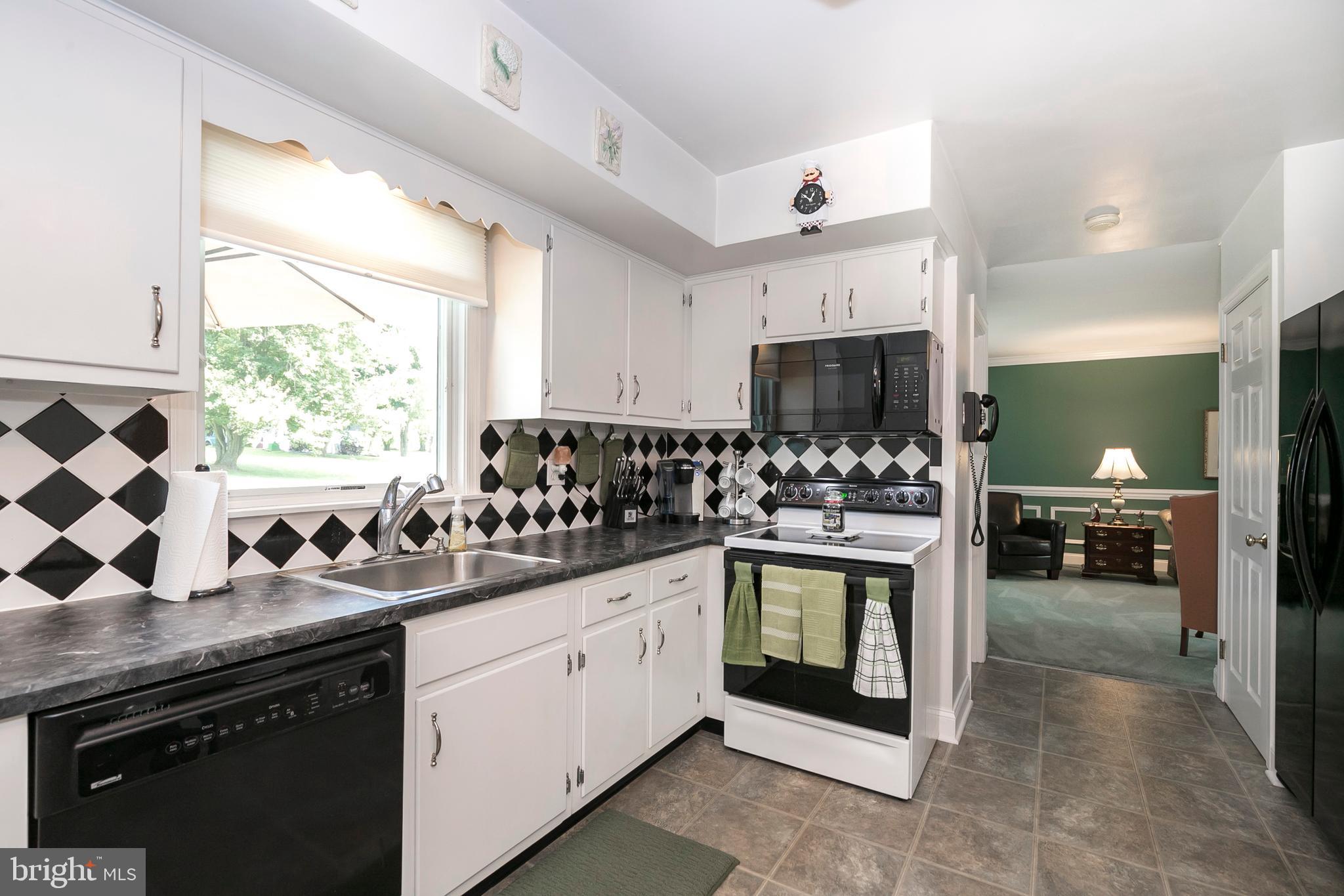 616 Fretz Road Souderton, PA 18964 - Photo 14 of 36 Kitchen with GD, Refrigerator, Electric R & O