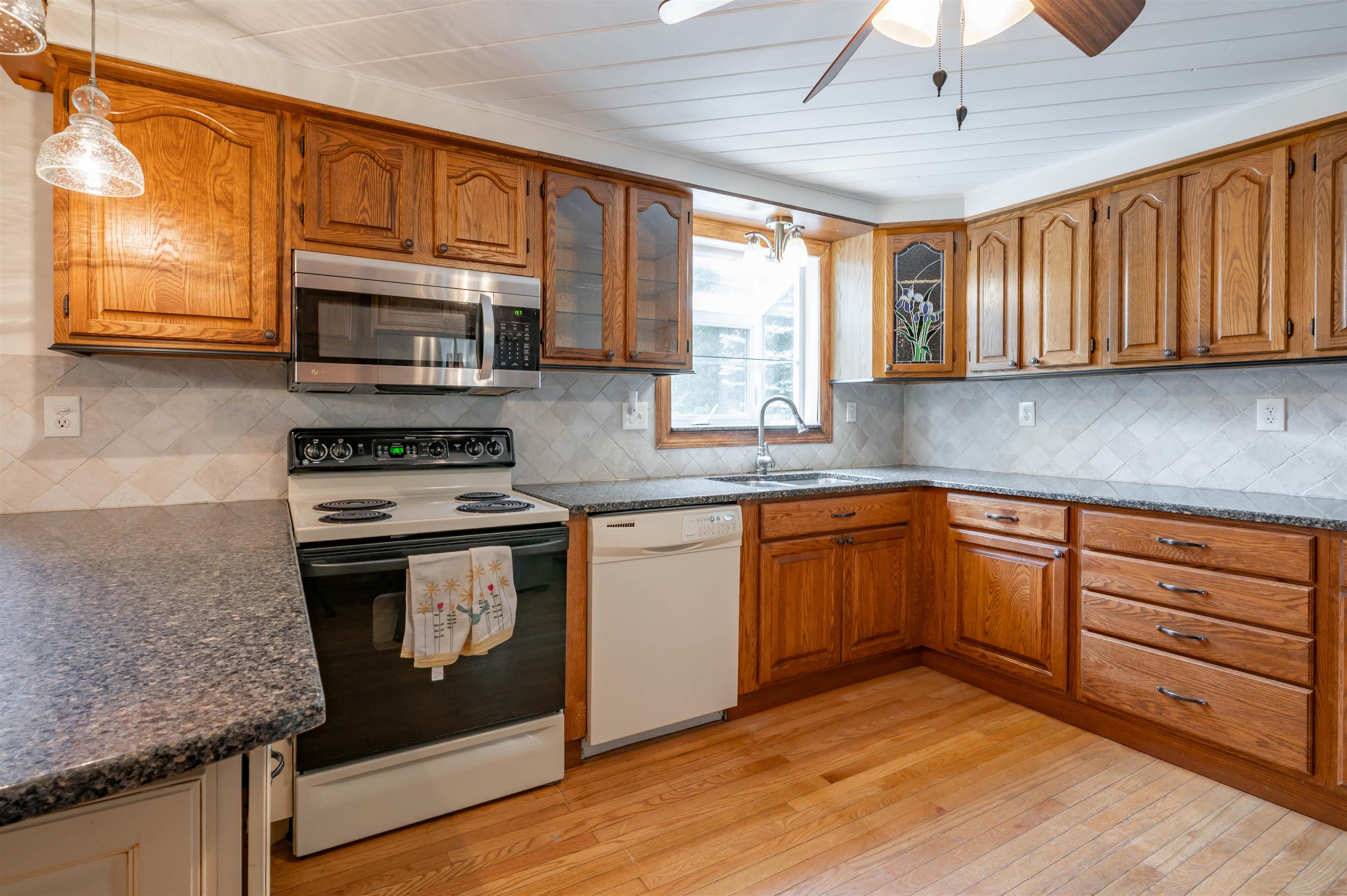 192 Searles Road Nashua, NH 03062 - Photo 37 of 46