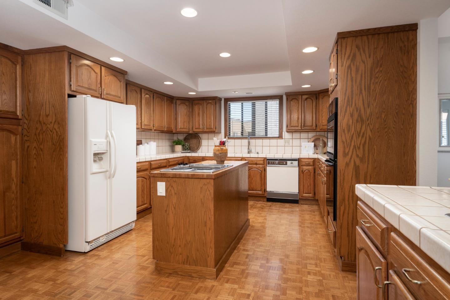 616 Ansel Road, Unit 8 Burlingame, CA 94010 - Photo 6 of 16 Gallery Image 6