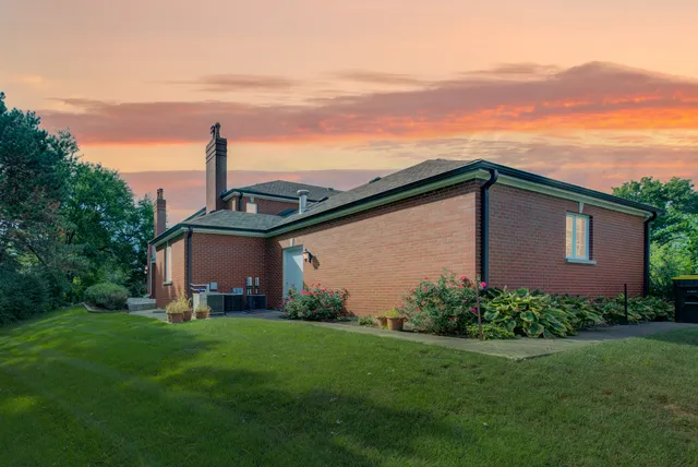 $2,100,000 | 46 Hamilton Lane, Oak Brook, IL 60523