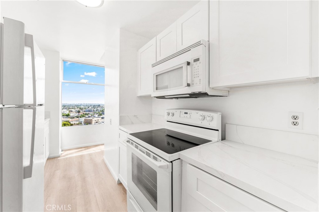 100 Atlantic Avenue, Unit 1005 Long Beach, CA 90802 - Photo 4 of 19 a utility room with dryer and washer