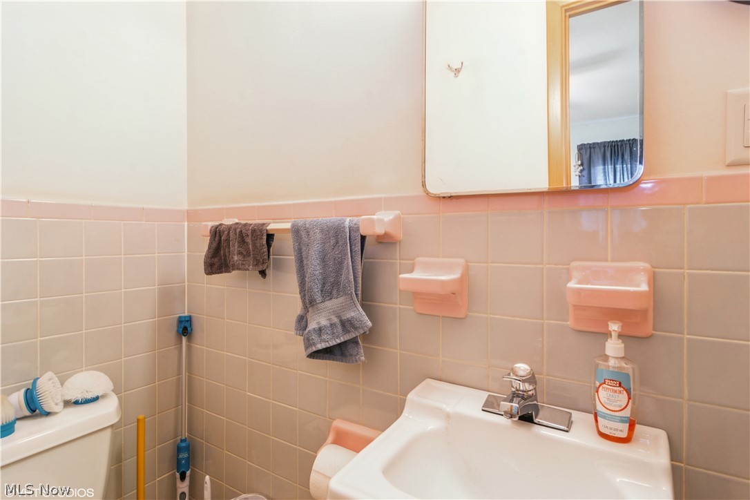 9283 Roxbury Road Parma Heights, OH 44130 - Photo 11 of 24 1/2 bathroom off master bedroom.