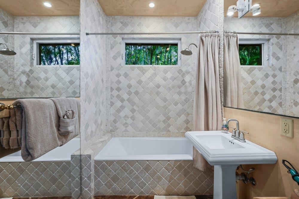 160 A Piialii Place Haiku, HI 96708 - Photo 13 of 22 a bathroom with a sink and a bathtub