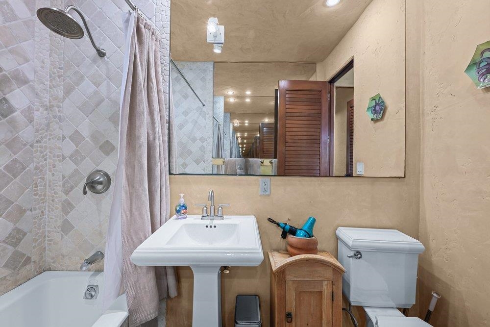 160 A Piialii Place Haiku, HI 96708 - Photo 14 of 22 a bathroom with a sink a toilet and shower