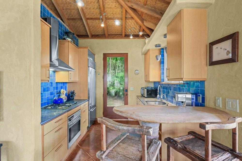 160 A Piialii Place Haiku, HI 96708 - Photo 7 of 22 a view of a dining room with furniture