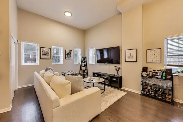 $529,000 | 1521 North Paulina Street, Unit 1F, Chicago, IL 60622