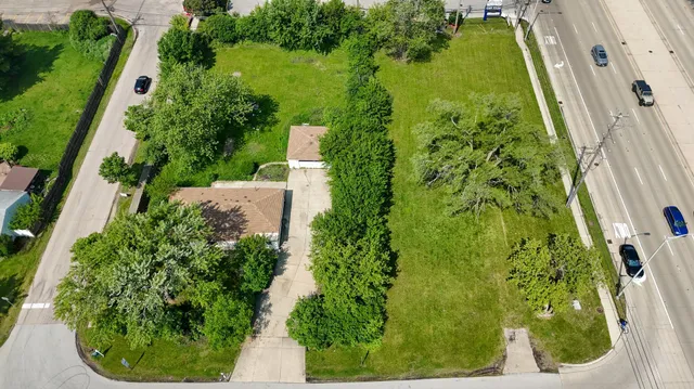 an aerial view of a yard