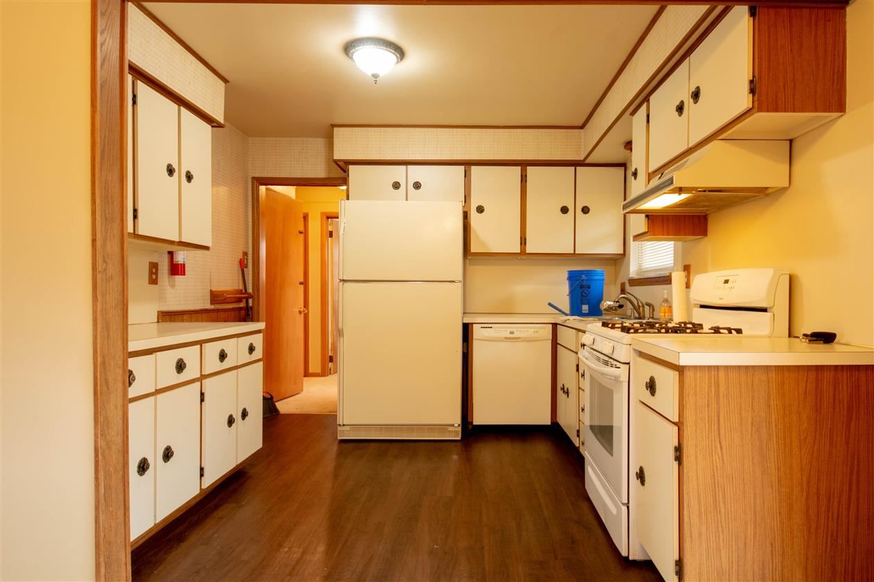 24920 Roxana Avenue Eastpointe, MI 48021 - Photo 8 of 21 31347631-7.JPG