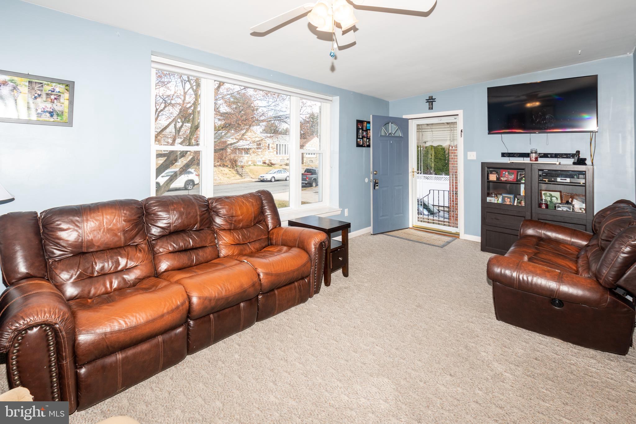 1110 Ripley Street Philadelphia, PA 19111 - Photo 2 of 19 Living Room
