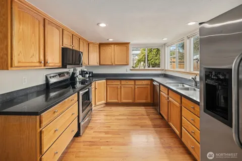 $1,700,000 | 315 124th Place Northeast, Bellevue, WA 98005