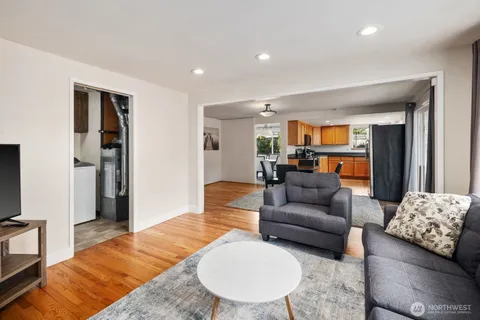 $1,700,000 | 315 124th Place Northeast, Bellevue, WA 98005