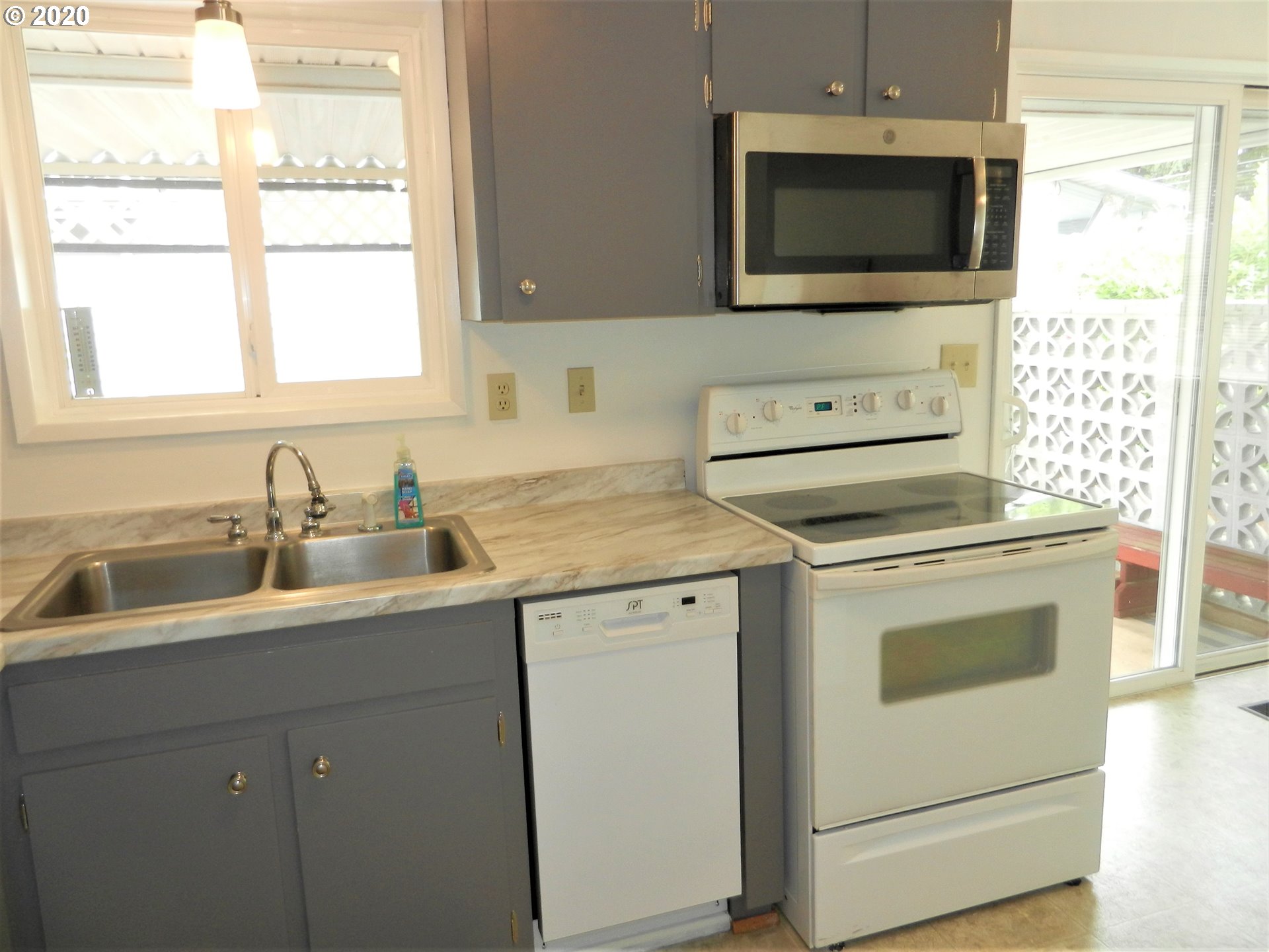 1301 Rainier Road Woodburn, OR 97071 - Photo 6 of 26 Gallery Image 6