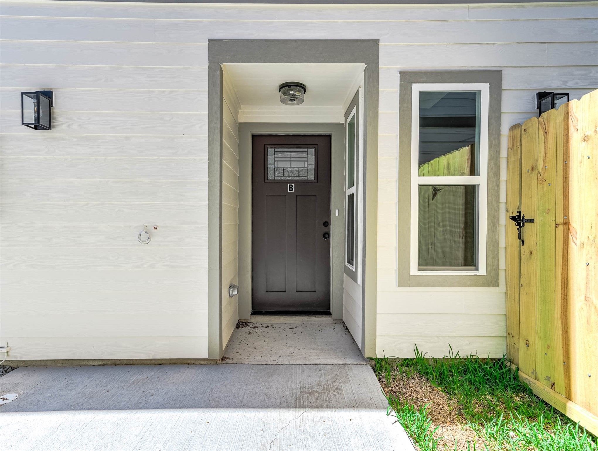 2024 Hampton Street, Unit A B Houston, TX 77088 - Photo 31 of 31 Covered front entrance and modern exterior finishes welcome you to Unit B.