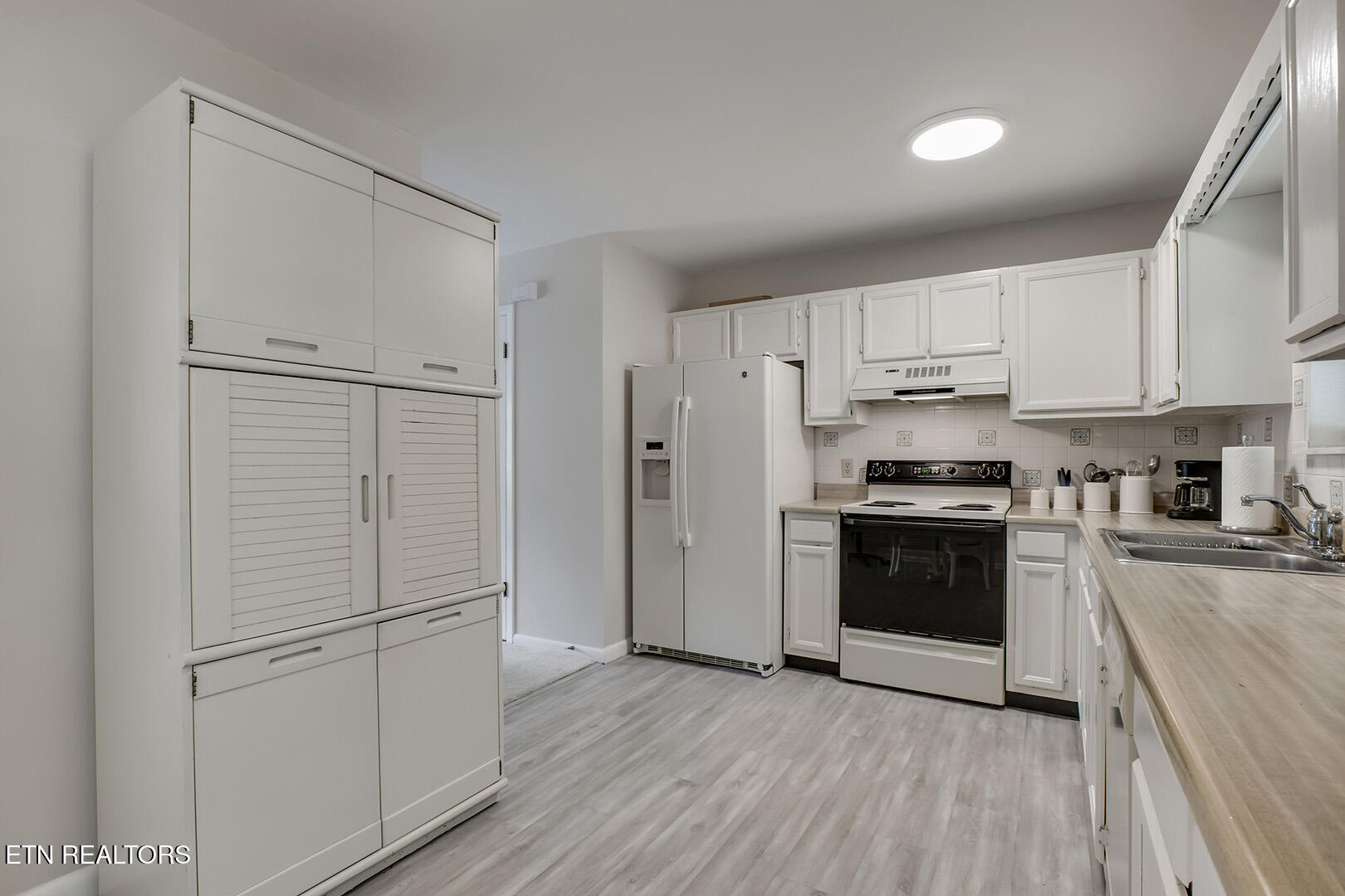 140 Brandeis Lane Oak Ridge, TN 37830 - Photo 12 of 37 15_BrandeisLane_140_Kitchen01