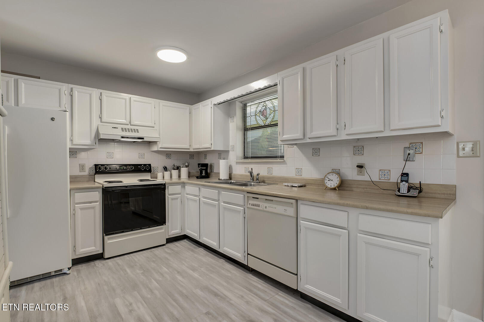 140 Brandeis Lane Oak Ridge, TN 37830 - Photo 13 of 37 16_BrandeisLane_140_Kitchen02