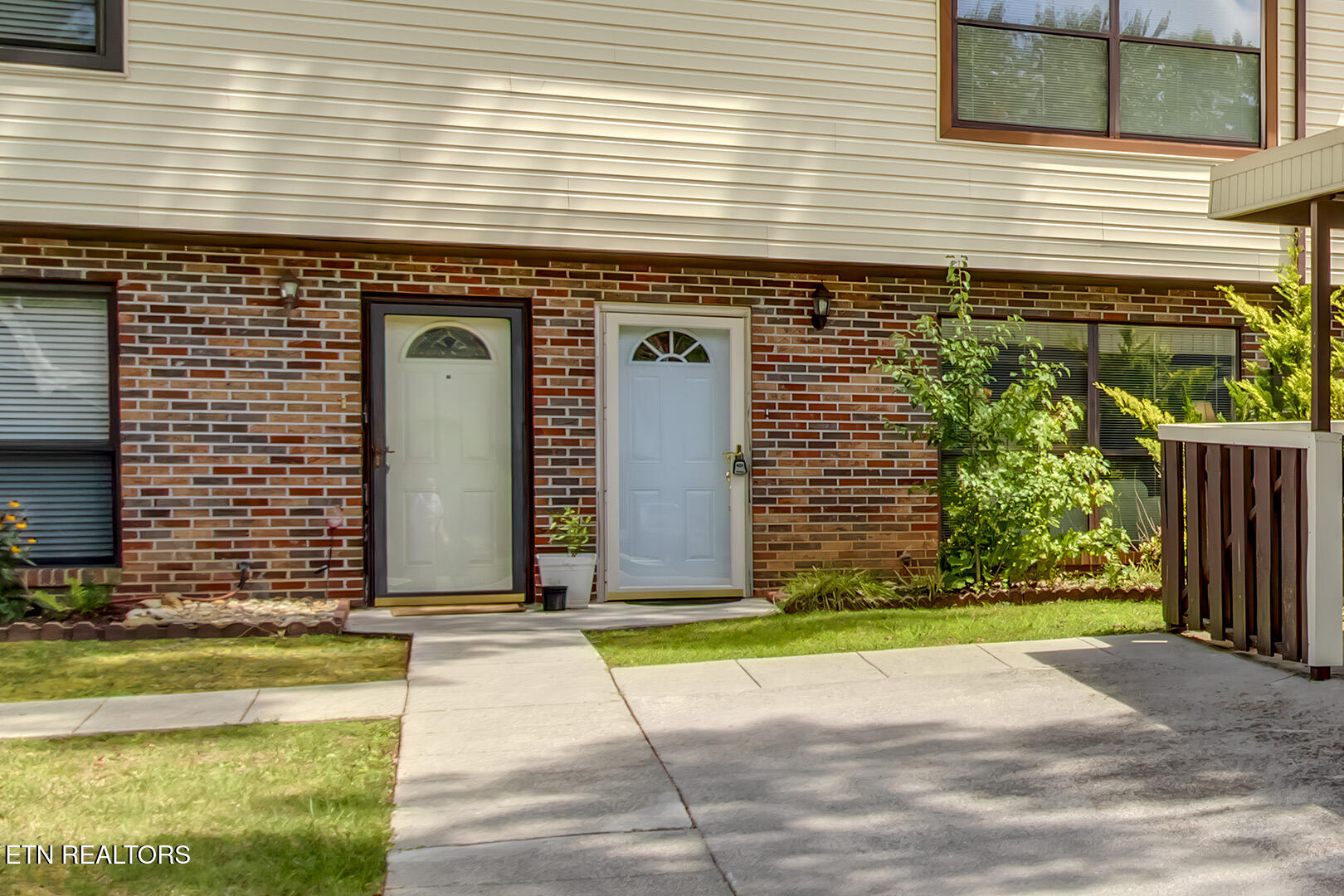 140 Brandeis Lane Oak Ridge, TN 37830 - Photo 3 of 37 03_BrandeisLane_140_FrontEntry