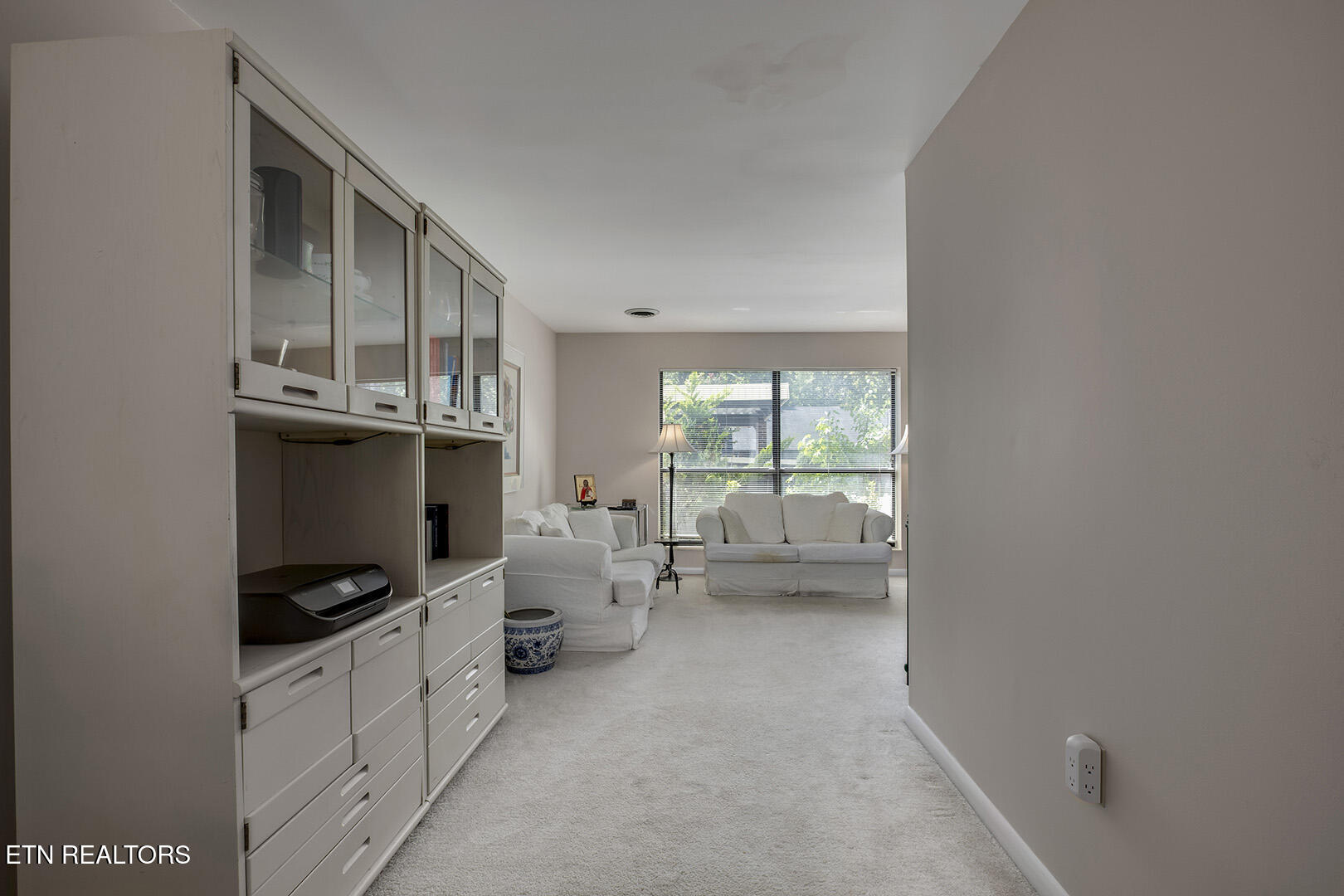 140 Brandeis Lane Oak Ridge, TN 37830 - Photo 8 of 37 09_BrandeisLane_140_DiningPassThrough