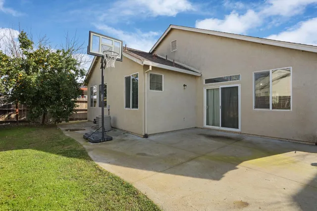 a view of a house with a backyard