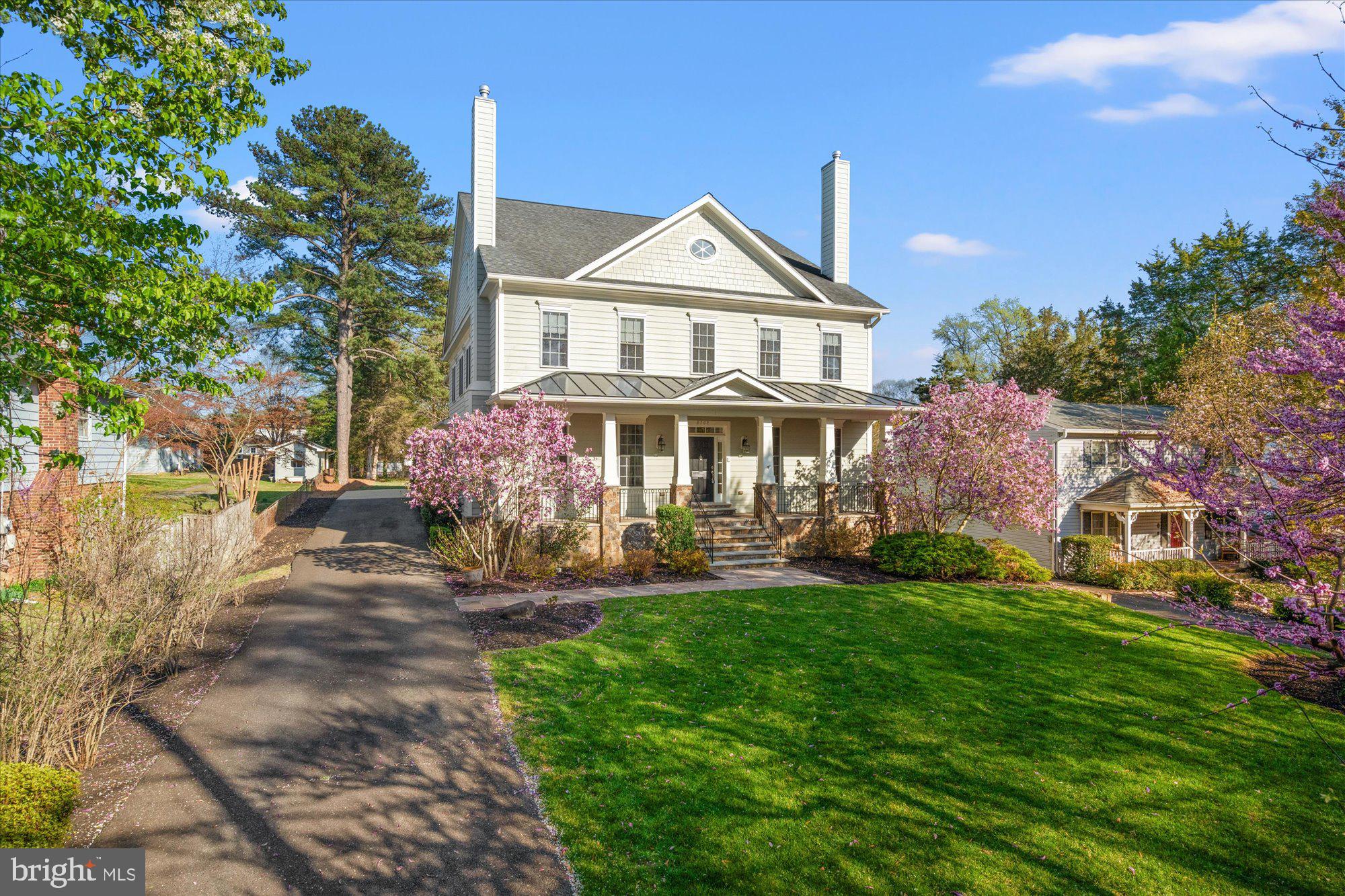 8709 Fort Hunt Road Alexandria, VA 22308 - Photo 2 of 48 Long driveway