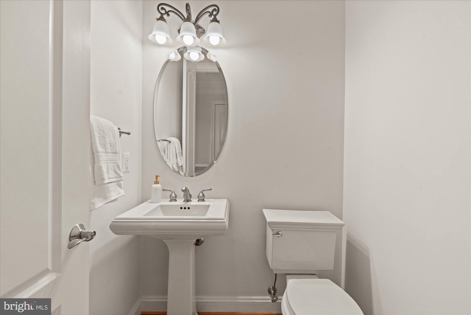 8709 Fort Hunt Road Alexandria, VA 22308 - Photo 25 of 48 Main level half bath
