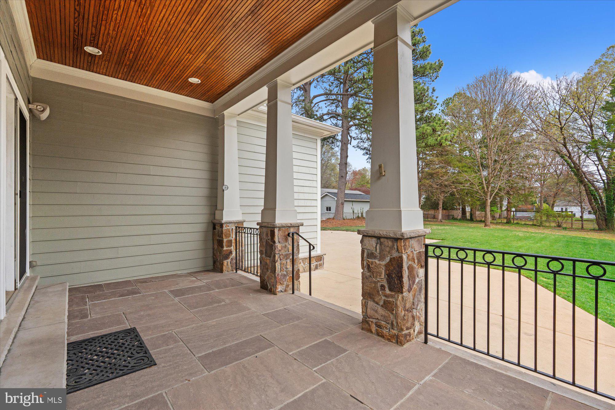 8709 Fort Hunt Road Alexandria, VA 22308 - Photo 43 of 48 Rear patio