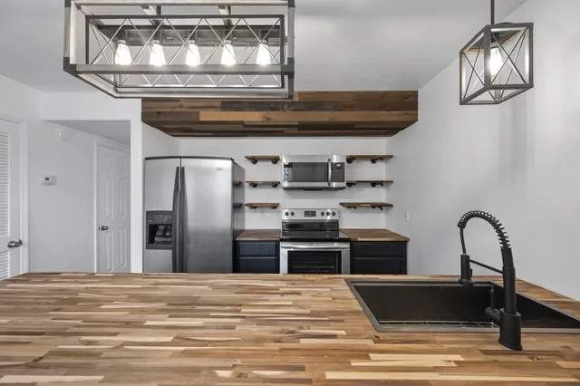 a view of a livingroom with furniture