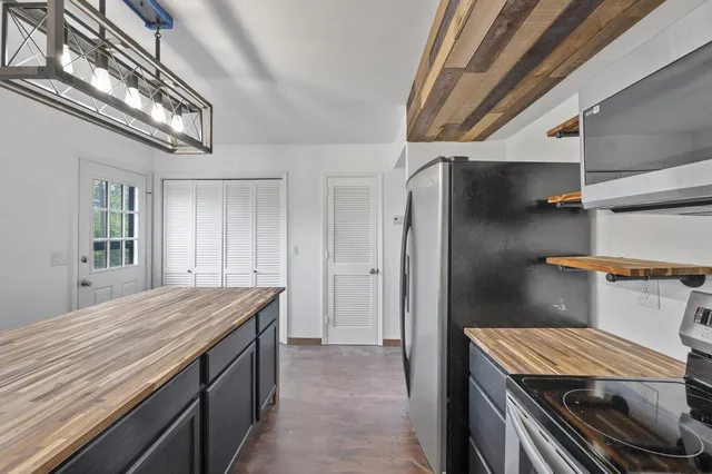 a kitchen that has a lot of cabinets in it